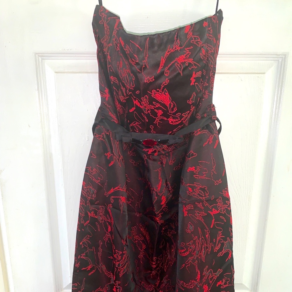Newport News Brocade Black & Red Belted Strapless Dress size 10